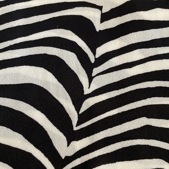 Ann Taylor Zebra Print Sleeveless Blouse Layered Hem Black/White L - Picture 4 of 6